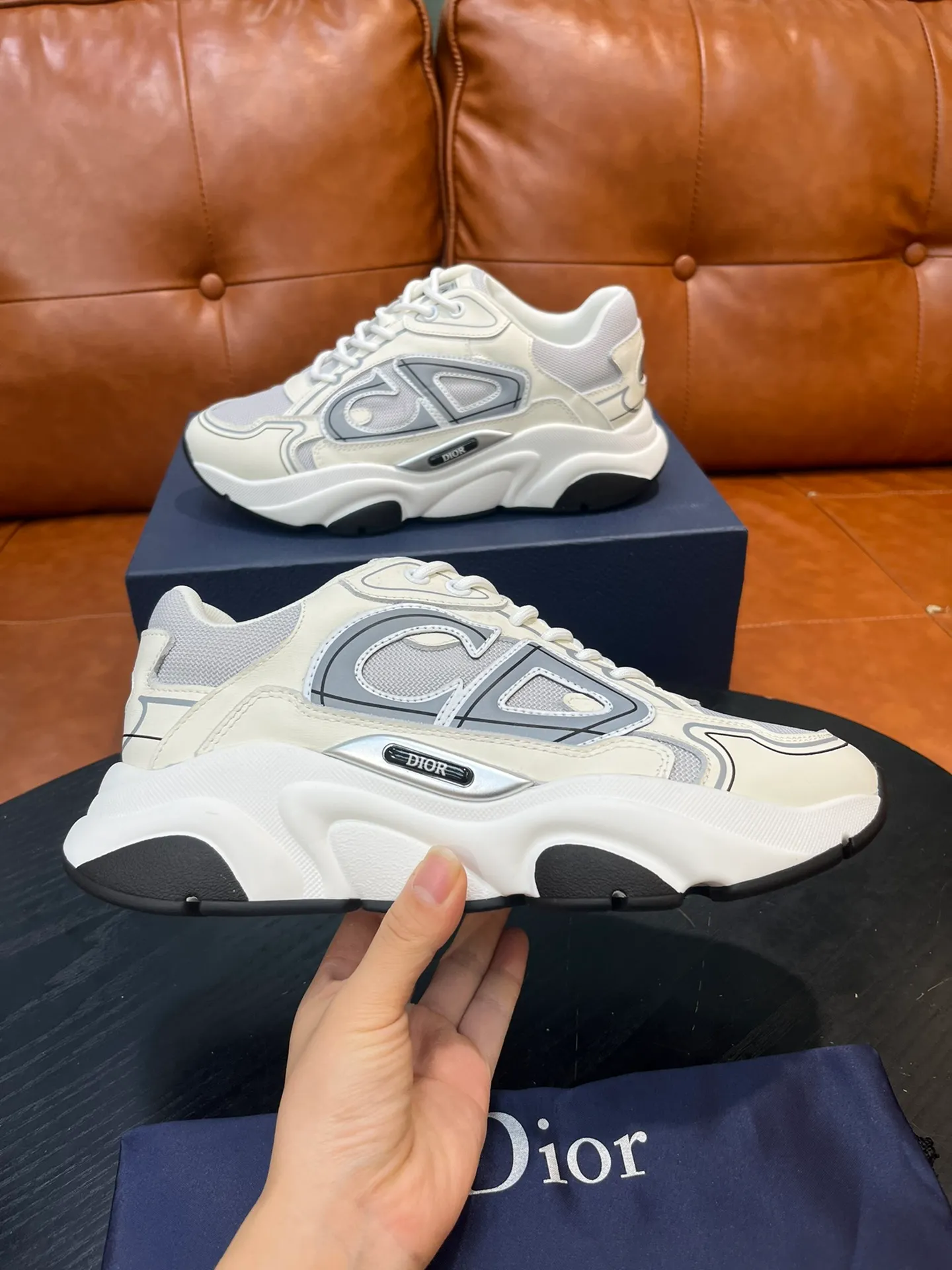 Factory price 540💰Dior B22 men's jogging fashion sneakers. This item draws inspiration from retro jogging shoes. It adopts a thick low-top design, with an upper made of leather and mesh fabric, and a black and white engraved rubber sole. Decorated with an embossed "CD" logo on the side. Code number: 39-44